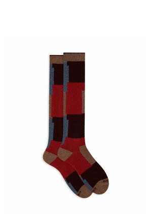 Calze al ginocchio in rosso, marrone e blu con motivi geometrici. Realizzate in un morbido materiale a maglia. Colori e forme a contrasto notevoli in tutto.
