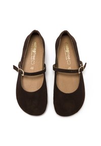 Zapatos Mary Jane de ante marrón con puntera redonda, tacón plano y una delgada correa con un pequeño detalle de hebilla. Plantilla y forro de cuero.