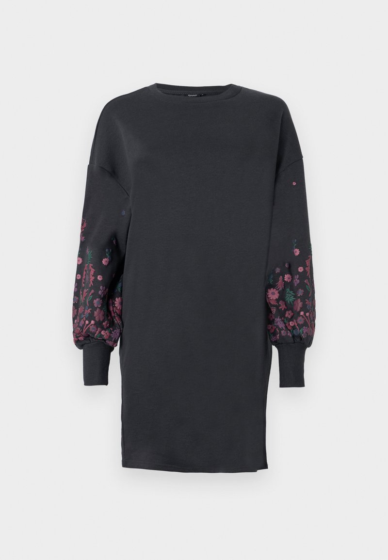 Robe sweat gris foncé à manches longues avec broderie florale bordeaux et verte aux poignets. Tissu doux, coupe décontractée.