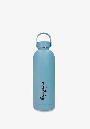 Botella de agua de metal azul claro mate con tapa de rosca y asa, con la marca "Pepe Jeans London" verticalmente en el lateral.