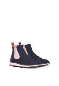 Stivali Chelsea in camoscio blu navy con pannelli elastici rosa chiaro e linguette bordeaux, dotati di suola in gomma beige con battistrada testurizzato.