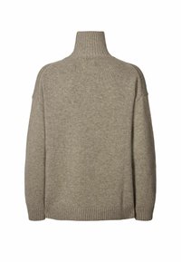 Bež turtleneck pulover s opuštenim krojem, rebrastim rubom i manžetama, te mekanom, teksturiranom pleteninom. Stražnji pogled prikazuje bešavne ramenske dijelove.