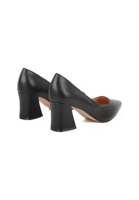 Scarpe nere in pelle con tacco alto, dalla punta affusolata e tacco spesso, caratterizzate da una texture liscia e un design elegante.