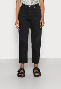Monki Džíny Relaxed Fit - black