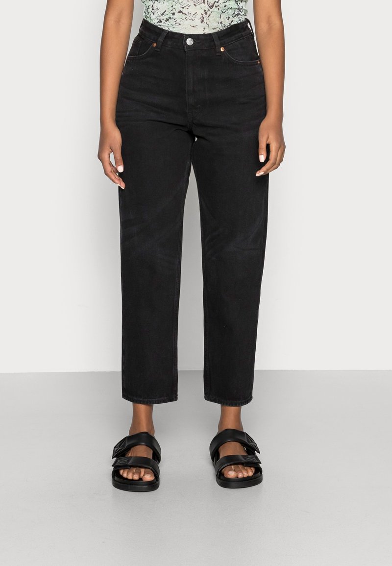 Monki Džíny Relaxed Fit - black