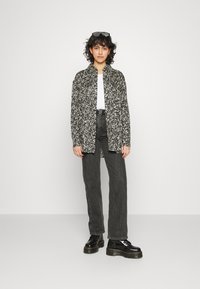 KnowledgeCotton Apparel JUNIPER PATCH POCKET - Blusa com botões - black jet