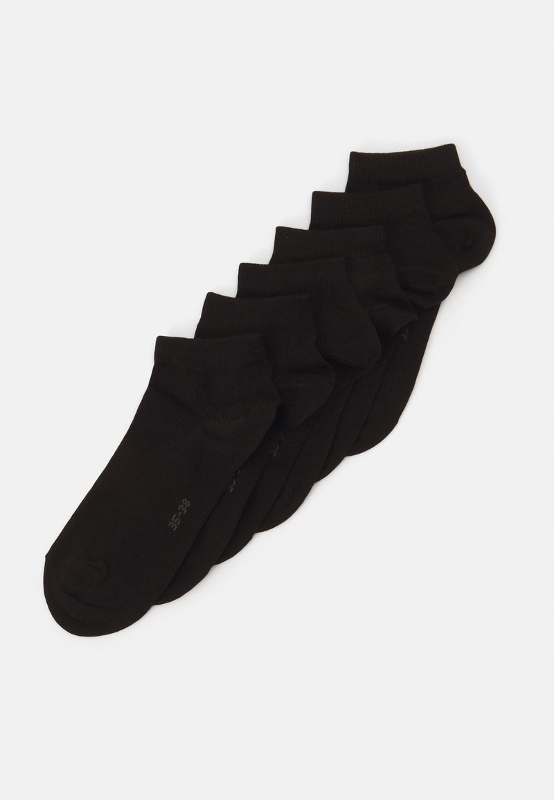 Schwarze Knöchelsocken aus einem dehnbaren Baumwoll-Mix, mit einem gerippten Bündchen und glatter Textur, in einer Reihe angeordnet.
