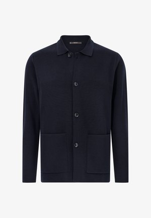 Tamsiai mėlynas megztinis, pagamintas iš minkštos medžiagos, su apykakle, šešiais mygtukais ir dviem priekinių kišenių, turintis lygią tekstūrą ir pritaikytą siluetą.