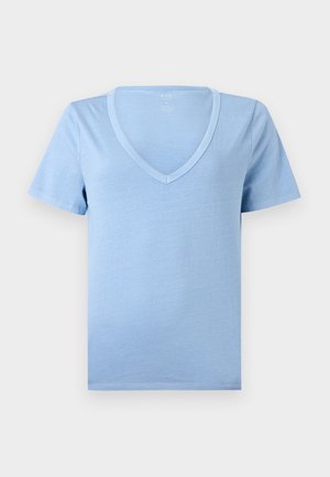 Jasnoniebieska koszulka z krótkim rękawem i dekoltem w serek, wykonana z miękkiej bawełnianej tkaniny, wyłożona płasko na białym tle.