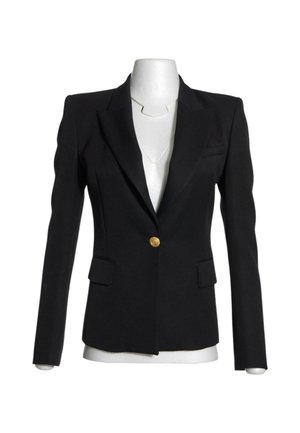 Blazer noir ajusté avec un seul bouton doré, des revers crantés et deux poches avant à rabat, présenté sur un mannequin blanc sans tête.