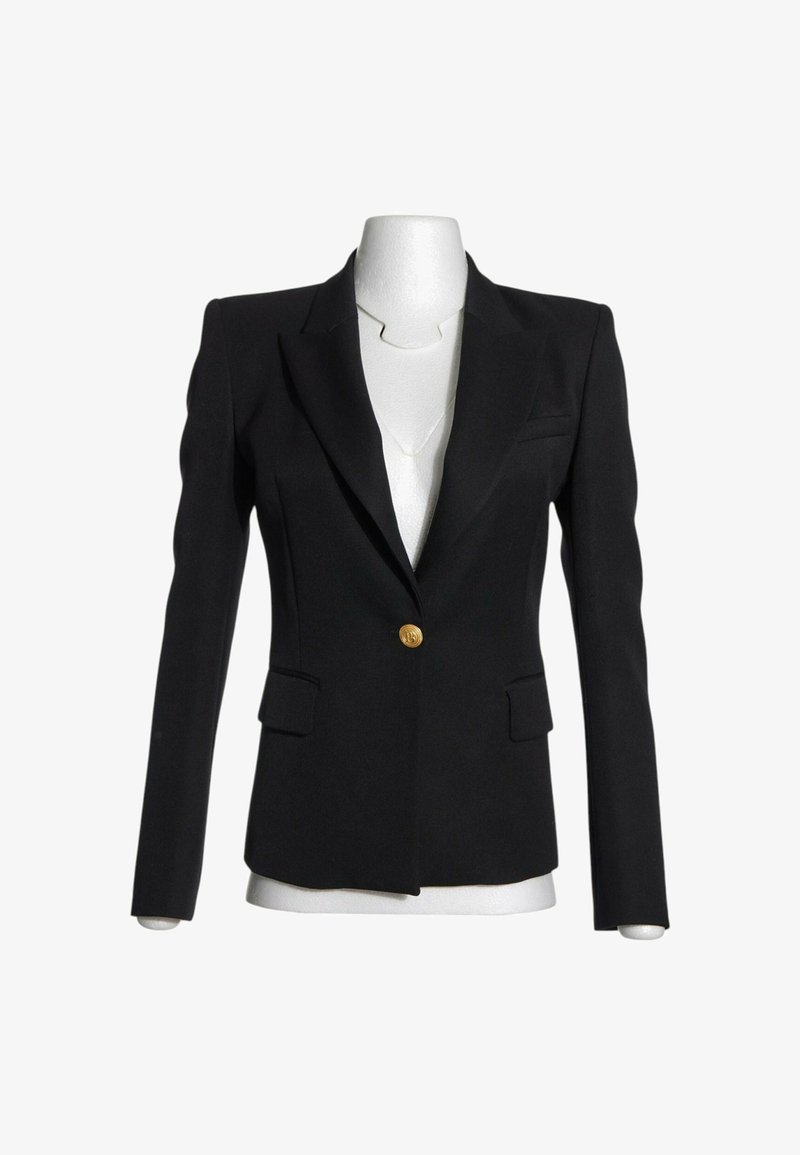 Blazer noir ajusté avec un seul bouton doré, des revers crantés et deux poches avant à rabat, présenté sur un mannequin blanc sans tête.