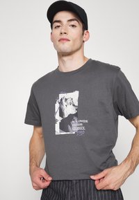 Jack & Jones JORBLOKE TEE CREW NECK - T-shirt estampada - asphalt