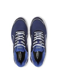 Scarpe sportive blu con tomaia in rete, lacci bianchi e dettagli neri. Logo del marchio ben visibile sulla linguetta. Suola testurizzata per una migliore aderenza.