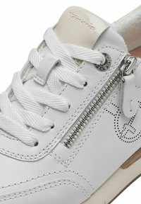 Sneaker bianco in pelle con punta tonda, chiusura con lacci, cerniera decorativa laterale e sottile dettaglio del logo perforato. Suola in gomma piatta.
