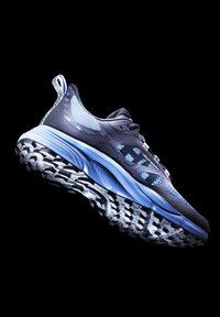 Zapatilla deportiva con una combinación de colores gris oscuro y azul, parte superior de malla, suela acolchada con un patrón de tracción texturizado y talón reforzado.