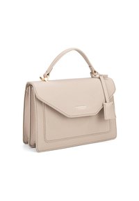 Borsa a mano in pelle beige con un design strutturato, manico superiore, chiusura a pattina e hardware color oro. Presenta una superficie testurizzata e un'etichetta.