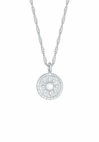 Sudraba piekariņu kaklarota ar apaļu medaļu, kura dizains atgādina saules staru izplūšanu, un ir iestiprināta pērle, kas karājas uz savītas čūsku ķēdes.