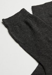 Mörkgrå bomullsblandade strumpor med en ribbad textur, som har en förstärkt mudd för hållbarhet och en sömlös design för komfort.