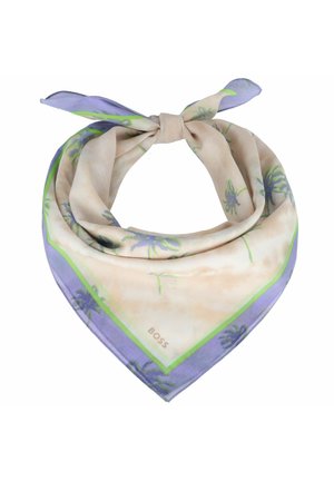 Pañuelo de seda beige claro con estampados de palmeras moradas y verdes, anudado en un nudo suelto con un borde morado y el texto "BOSS".