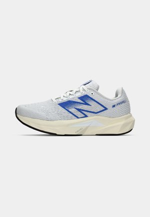 Sapatilha de corrida leve em cinza com detalhes em azul. Parte superior em malha, design texturizado, sola com amortecimento e perfil aerodinâmico.