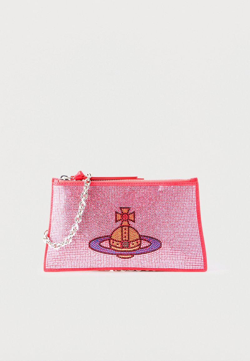 Μικρό ορθογώνιο ροζ τσαντάκι με παγιέτες, ασημένια αλυσίδα και πολύχρωμο έμβλημα πλανήτη στο μπροστινό μέρος, σε απλό φωτεινό φόντο.