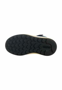 Suola in gomma nera con motivo a tratto esagonale e branding "SUN68", parte inferiore di una sneaker blu e beige, taglia 27 visibile.