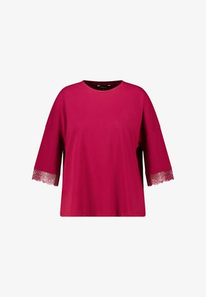 Roze losvallende top met korte mouwen, ronde hals en een bloemenkant afwerking aan de uiteinden van de mouwen.