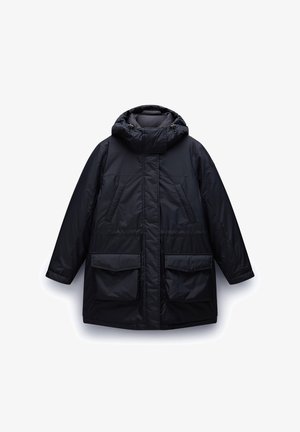 Giacca a vento nera con cappuccio, chiusura a zip, due ampie tasche frontali e una texture liscia e lucida. Design dritto con cuciture minime.
