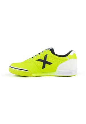 Chaussure de sport jaune néon avec logo X noir sur le côté, talon blanc et semelle jaune assortie, vue du côté extérieur sur fond blanc.