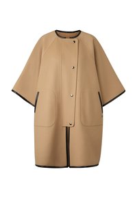 Beige kappefrakke i uldblanding med sort kant, med rund halsudskæring, to store forlommer og trykknapslukning.