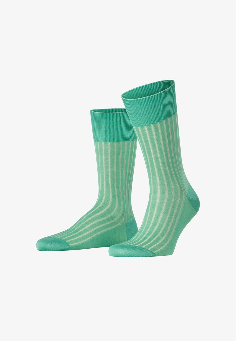 Grün gestreifte Socken aus weichem Material, mit einem gerippten Bündchen und einem subtilen Muster aus hellgrünen vertikalen Streifen.