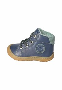 Bota de cuero marina con un suave forro de piel de pelo verde, parche redondo con logo, cordones grises y suela de goma. Presenta costuras en contraste y puntera redondeada.
