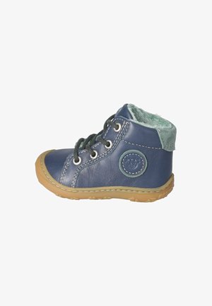 Bota de cuero marina con un suave forro de piel de pelo verde, parche redondo con logo, cordones grises y suela de goma. Presenta costuras en contraste y puntera redondeada.