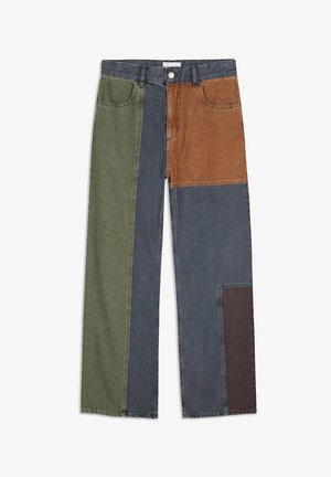 Pantaloni dritti da uomo in patchwork con tasche frontali, realizzati in pannelli di denim verde, marrone, grigio scuro e nero, con chiusura a pulsante e cerniera.