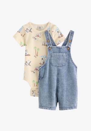 Beige babybody med Mumi-figurer og palmetræer print, kombineret med blå denim korte overalls med forlommer og træknapper.