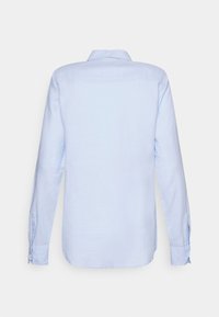 Camicia a maniche lunghe azzurro chiaro realizzata in un tessuto liscio, con colletto classico e polsini con bottoni, caratterizzata da un design posteriore pulito e minimalista.