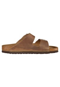 Bruine leren slippersandal met een kurken zool, met een dubbel bandontwerp, een gladde textuur en een lichte curve in de voetbed.