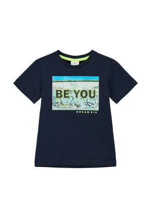 Dunkelblaue Baumwoll-T-Shirt mit kurzen Ärmeln, das ein grafisches Design mit den Aufschriften "SEI DU SELBST" und "TRÄUME GROSS" in leuchtenden grünen und blauen Akzenten zeigt.