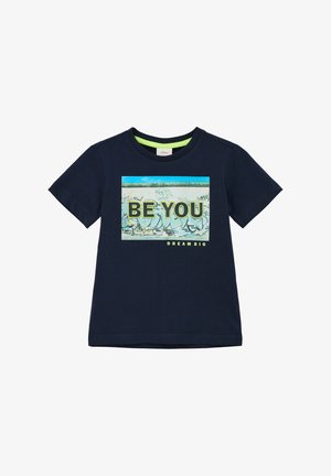 Dunkelblaue Baumwoll-T-Shirt mit kurzen Ärmeln, das ein grafisches Design mit den Aufschriften "SEI DU SELBST" und "TRÄUME GROSS" in leuchtenden grünen und blauen Akzenten zeigt.