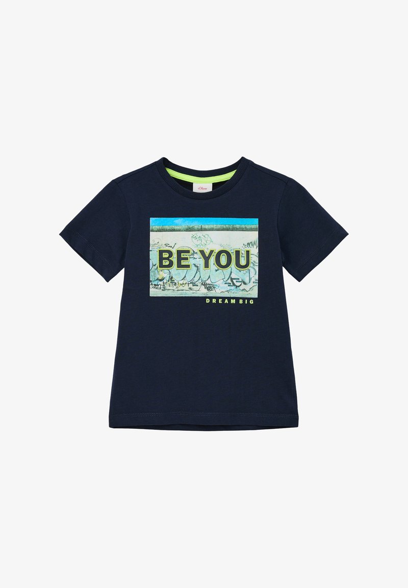 Navyblauwe katoenen T-shirt met korte mouwen, met een grafisch ontwerp waarop "WEES JIJ" en "DREAM BIG" in felle groene en blauwe accenten zijn weergegeven.