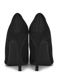 Scarpe con tacco alto nere con una finitura simile alla seta, design a punta e tacchi a stiletto sottili. L'etichetta sulla suola recita "CALLIOPE."