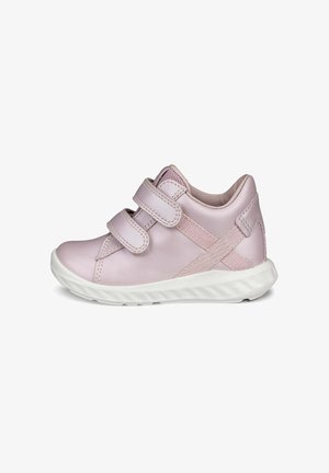 Scarpa sportiva di colore rosa chiaro con due cinturini regolabili in velcro, tomaia in materiale sintetico liscio, suola in gomma bianca ammortizzata e dettagli testurizzati.