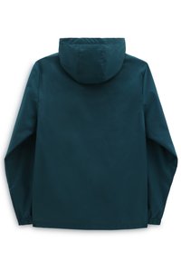 Chaqueta cortavientos en verde azulado profundo, con capucha, puños elásticos y un diseño aerodinámico con una superficie lisa y resistente al agua.
