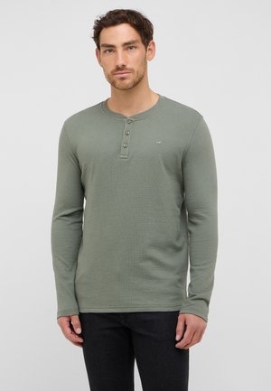 Langarm-Henley-Shirt aus weichem grünen Baumwollstoff mit strukturierter Oberfläche, dreiknöpfiger Knopfleiste und kleinem Logo auf der Brust.