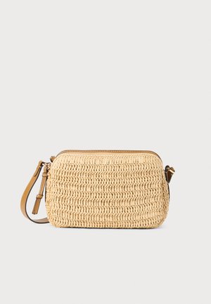 Vevd stråcrossbody bag i beige, med rektangulær form, topp glidelåslukking og avtakbar lærreim.