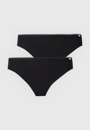Dve čierne dámske nohavičky s nízkym pásom, strihom bikini, s tenkým pásikom a malým bielym logom v ľavej hornej časti.