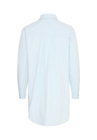 Camisa de manga larga azul claro con cuello clásico, pliegues en la parte trasera y puños abotonados. Tejido suave sin patrones o acentos visibles.