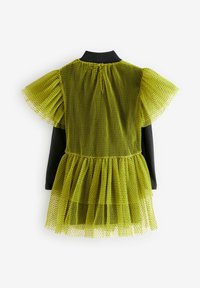 Top nero con maniche a strati in tulle verde e gonna, caratterizzato da una texture a pois. Sul retro include una chiusura con bottone al collo.