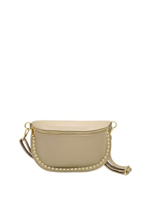 Sac bandoulière en cuir beige avec rabat incurvé, fermeture éclair dorée, détails à clous le long des bords, et sangle ajustable avec fermoirs dorés.