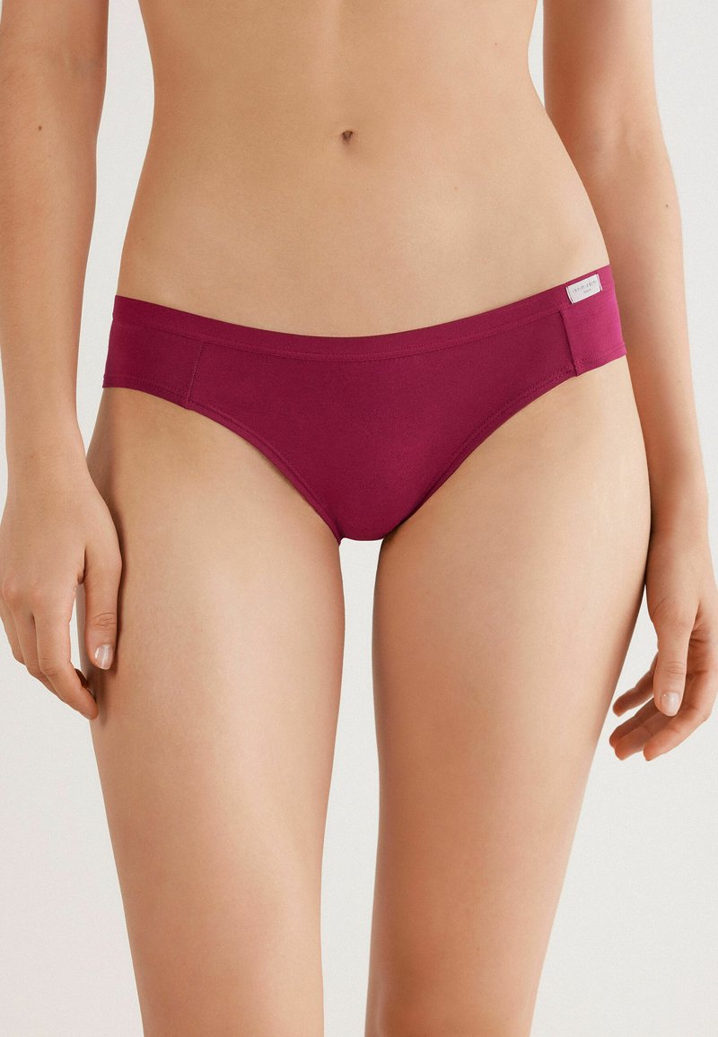 Bordeaux katoenen hipster slipjes met een gladde textuur, minimalistisch ontwerp en een platte tailleband met een klein merkembleem aan de zijkant.